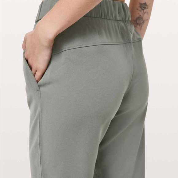 Lululemon On the Fly Cropped Woven pant - Picture 2 of 4